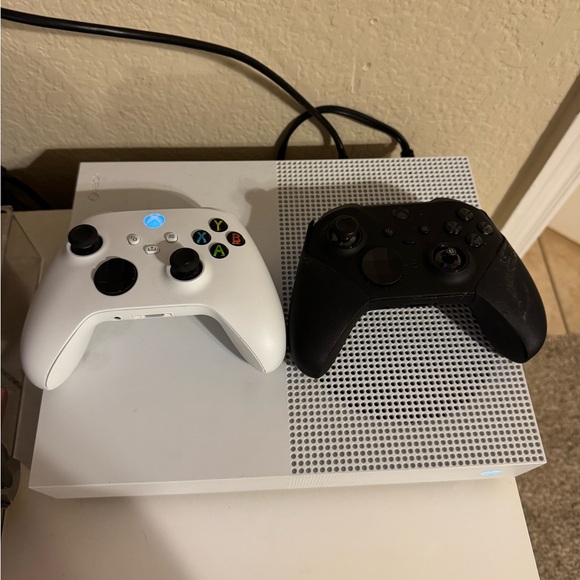 New XBOX One S 
Controllers
Power cords